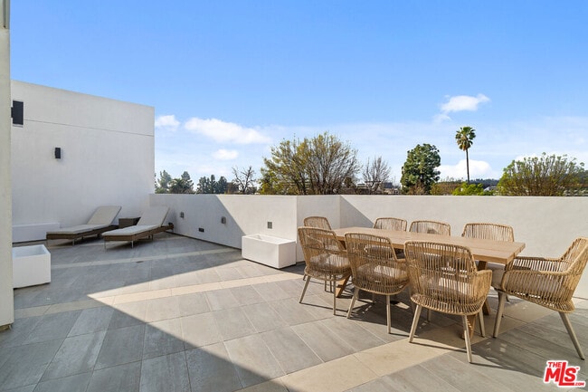 Building Photo - 164 Chestnut St