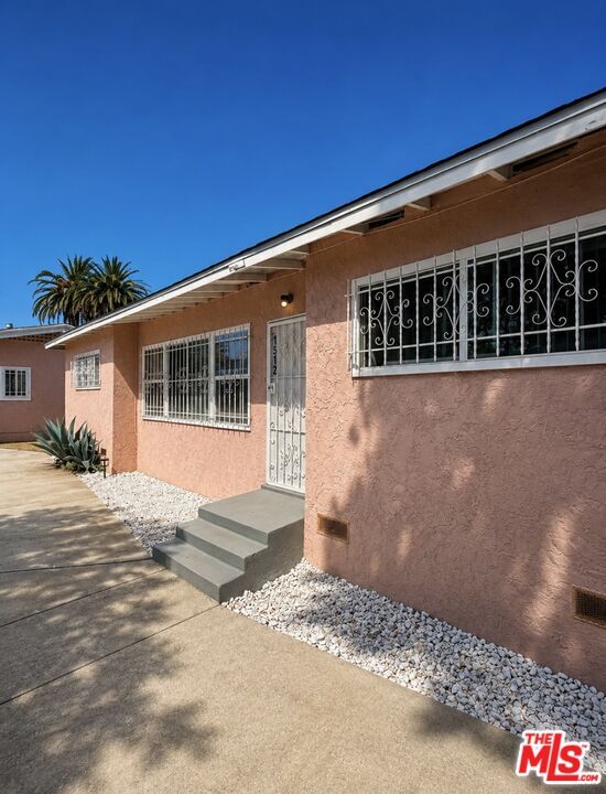 Building Photo - 1512 W 103rd St