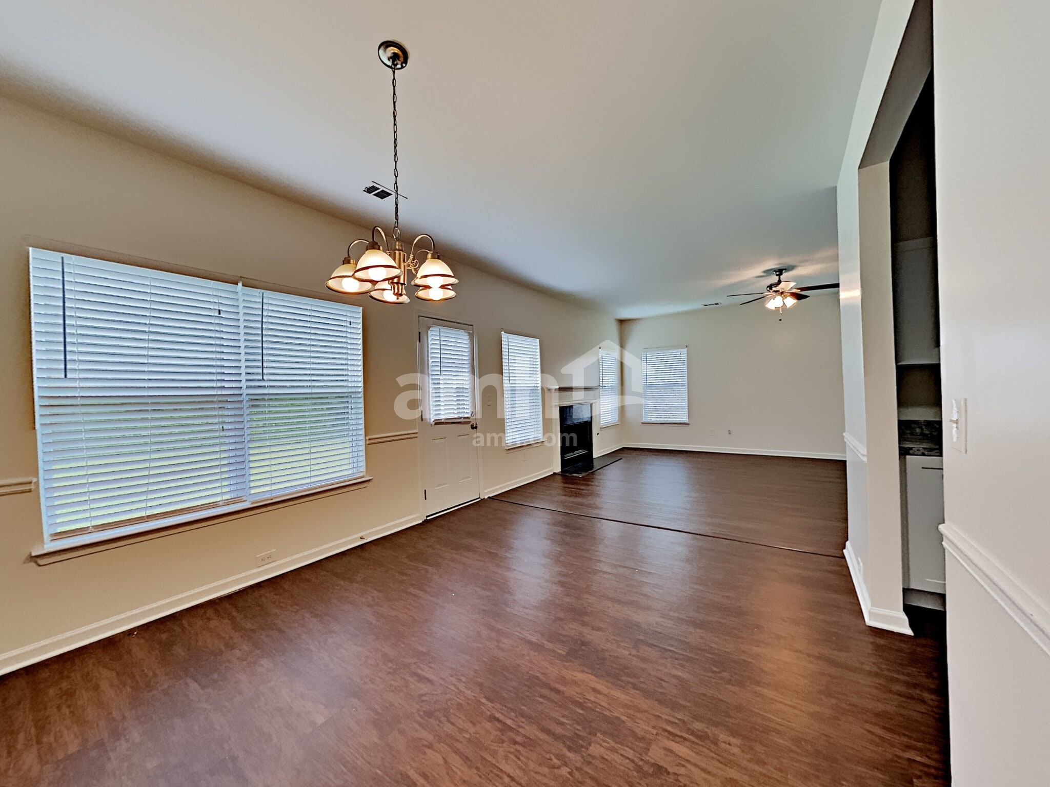 Building Photo - 2425 Valley Creek Dr