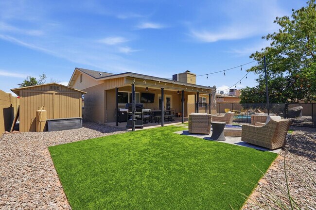 Building Photo - 2051 E Pueblo Ave