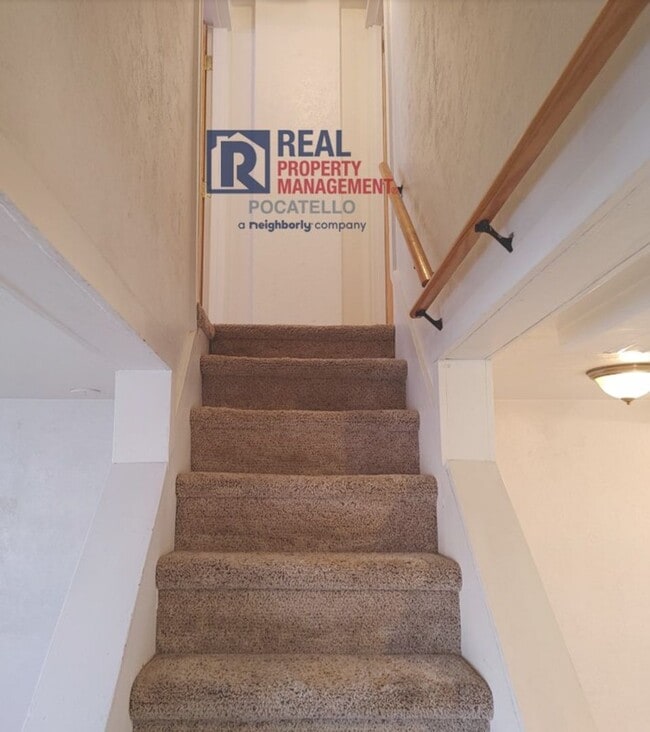 Building Photo - 517-519 E Cedar St