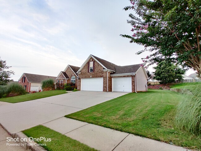 Building Photo - 1352 Fountain Lakes Dr