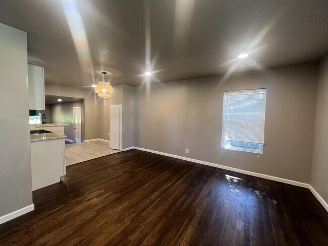 Building Photo - 4 Bedroom/2 Bathroom with 2 Living Rooms!