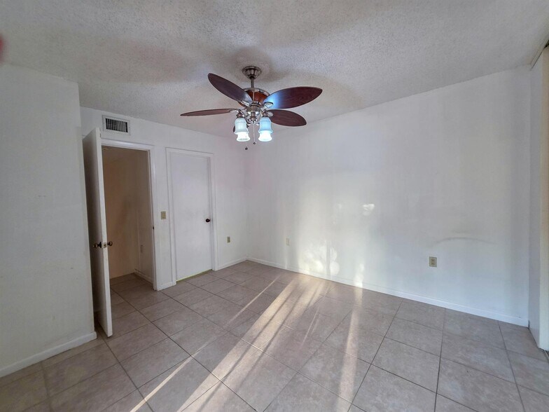 Building Photo - 832 Blue Ridge Cir