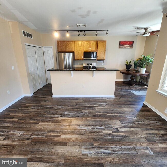 Building Photo - 1301 N 32nd St