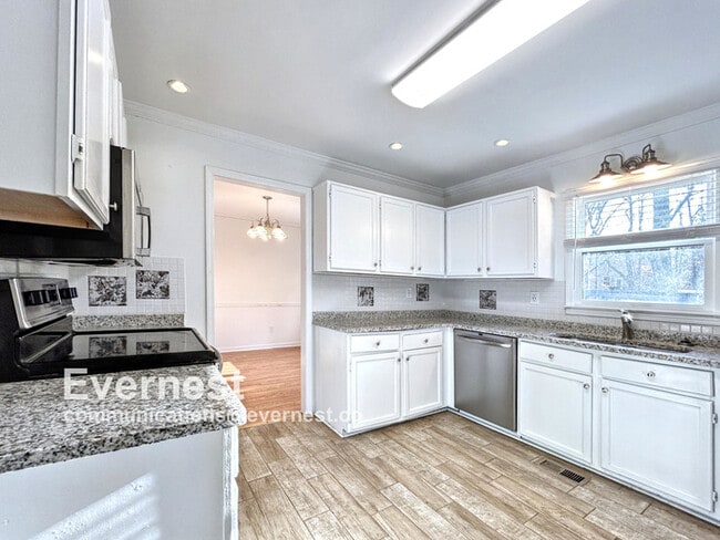 Building Photo - Beautiful 4-Bedroom Home with Modern Comforts / Pet-Friendly / Vouchers Accepted / Available Now!