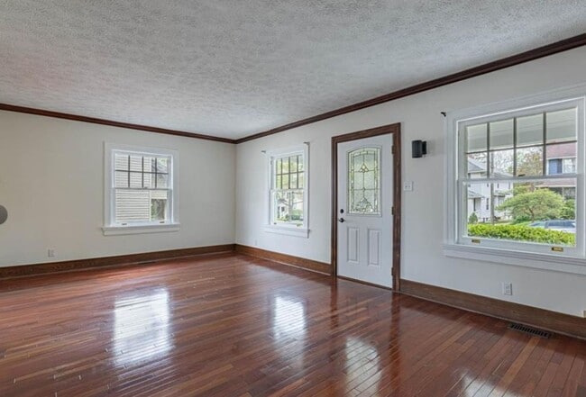 Building Photo - Beautifully remodeled 3-bedroom, 2-bath ho...