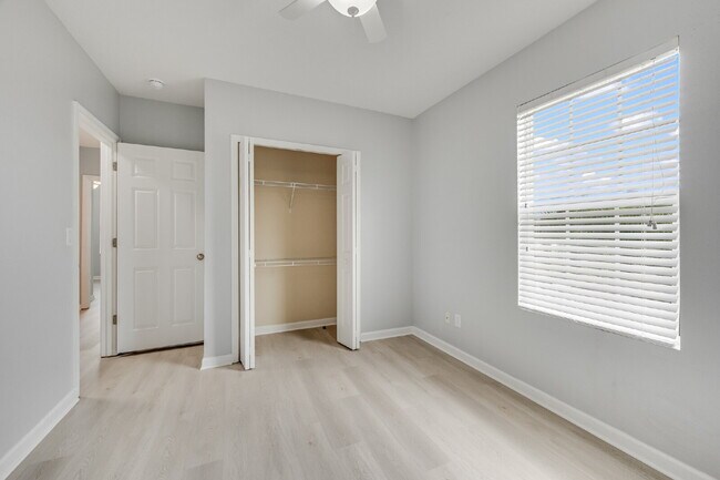 Building Photo - End Unit in Lake Washington Townhomes!!