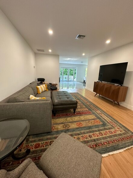 Building Photo - 1511 Robbia Ave