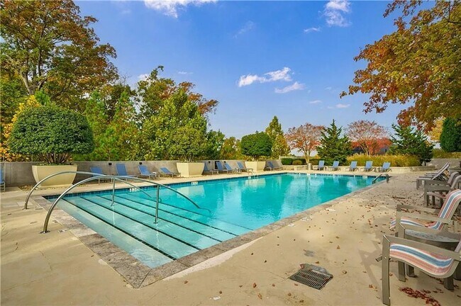 Building Photo - 1 bdrm, 1 bath condo with large private patio. Pool and gym on site!