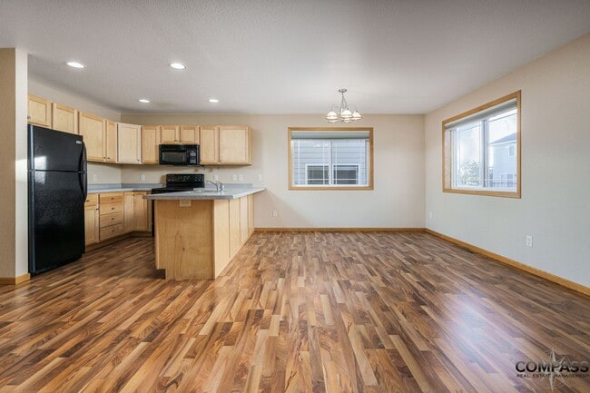 Building Photo - SPACIOUS UPDATED TOWNHOME WITH IN-UNIT LAU...
