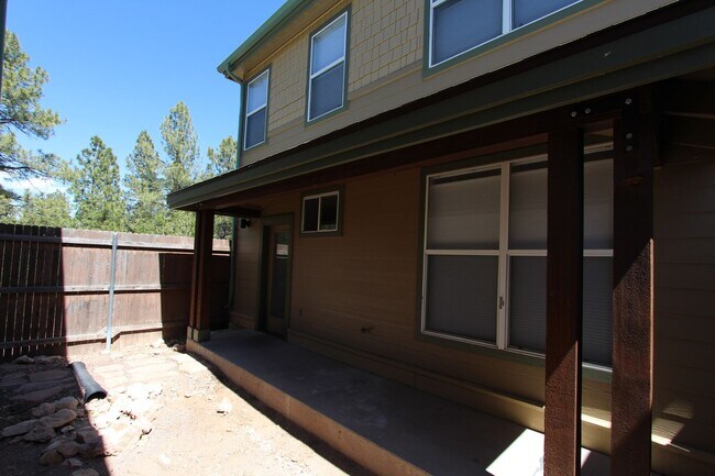 Building Photo - 1497 E Ivy Ln