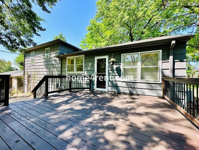 Building Photo - Three Bedroom Home in Overland Park w/ Wood Floors, Finished Basement, and a Fenced Yard!