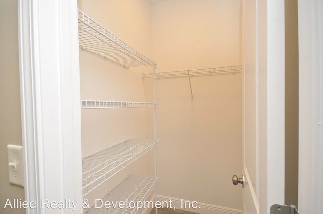 Building Photo - 4 br, 4.5 bath Apartment - 443 Meador Drive