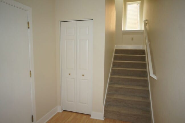 Building Photo - Beautiful 2 bedroom Belmont Condo. 3 Stories, 1 car garage, open floor plan, a/c. Amazing unit!