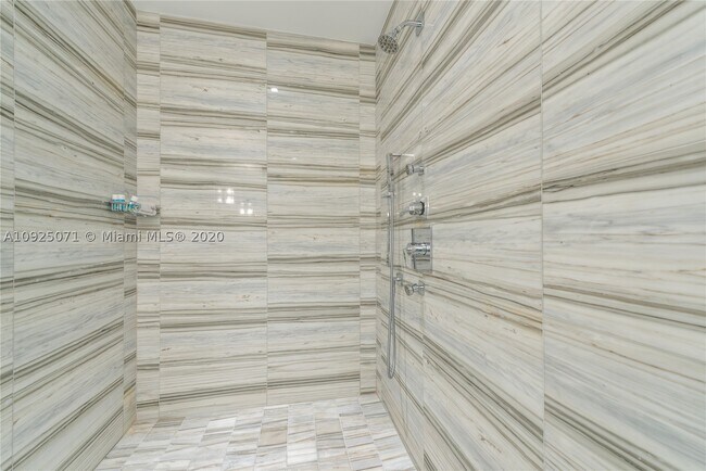 Building Photo - 2201 Collins Ave