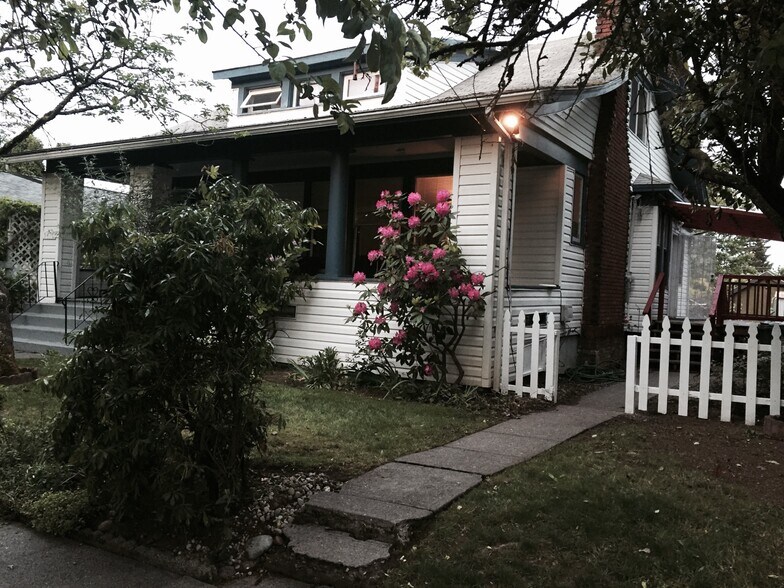 Building Photo - 5410 NE 32nd Pl.