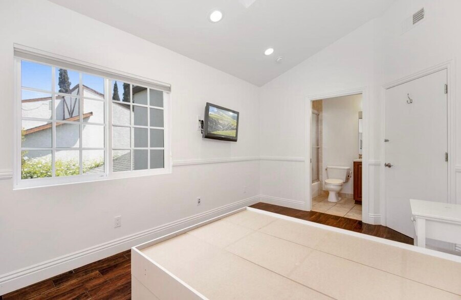 Building Photo - 5954 Wilkinson Ave
