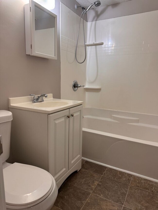 Building Photo - 2 bedroom, 1 bathroom in West Lebanon