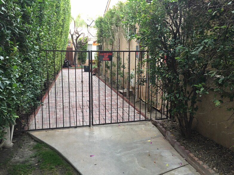 Side entry gate - 68820 Risueno Road