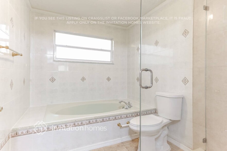 Building Photo - 631 Royal Palm Way