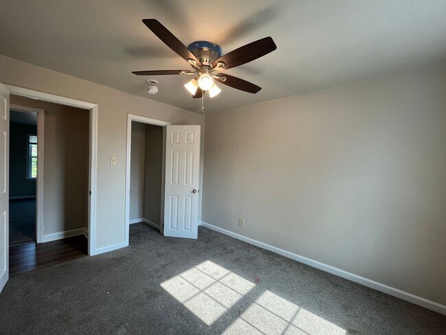 Building Photo - Beautifully updated 3-bedroom, 1-bath twin...
