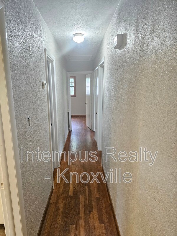 Building Photo - 2000 Nandina Dr