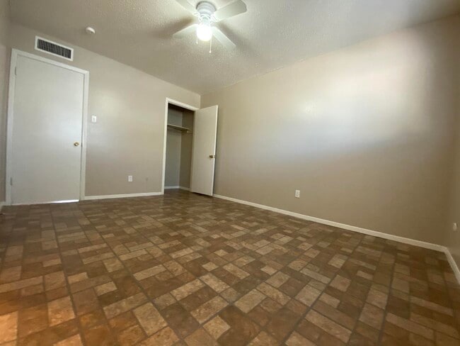 Building Photo - 6435 Pizarro St