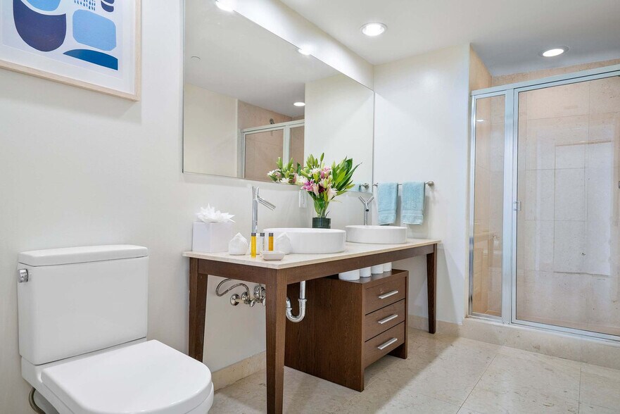 Building Photo - 485 Brickell Ave