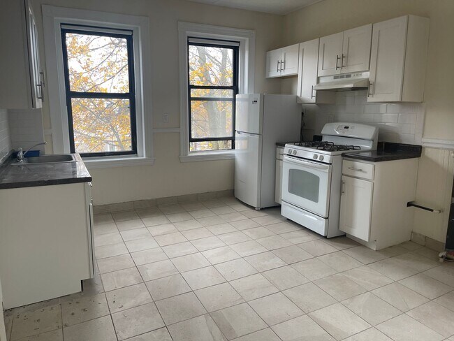 Building Photo - Available now or Dec, Jan MASSIVE TOP FLOOR 1 bed in Pacakrds Corner   EASY EASY CHOICE!