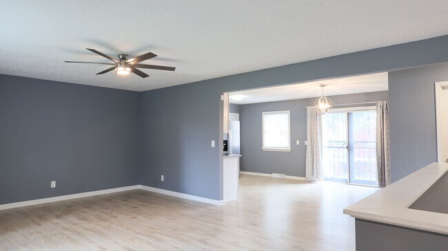 Building Photo - Spacious Modern 4 bedroom, 1 Full Ba, 2 Half bath