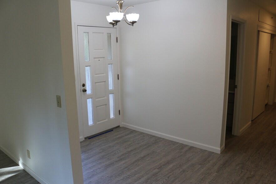 Entry - 2210 Ceanothus Ave