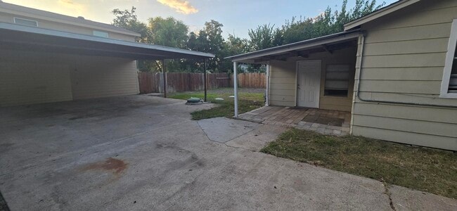 Building Photo - 9407 Antoine Dr