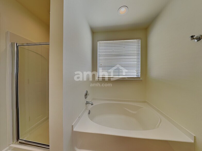 Building Photo - 2524 Ingleside Dr