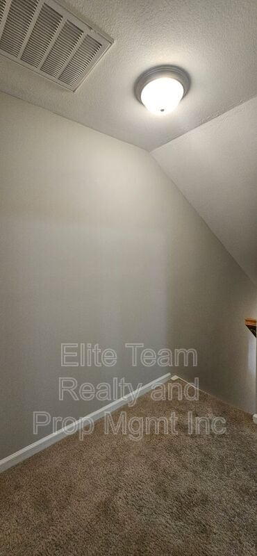 Building Photo - 2715 Meadow Knoll Dr