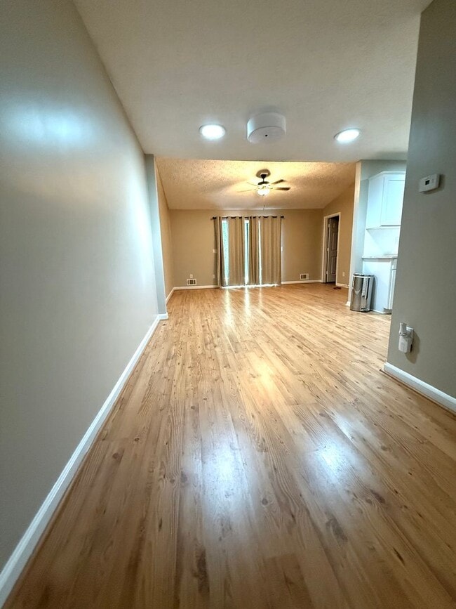 Building Photo - 3 Bedroom Townhome located walking distanc...