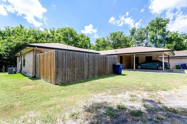 Building Photo - 3004 Pecan Springs Rd