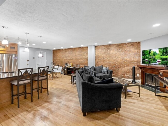 Building Photo - 407 Marlborough St