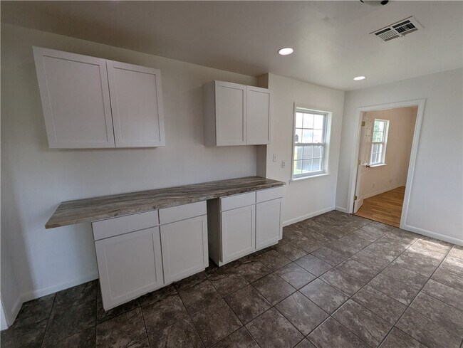 Building Photo - 320 S Country Club Rd