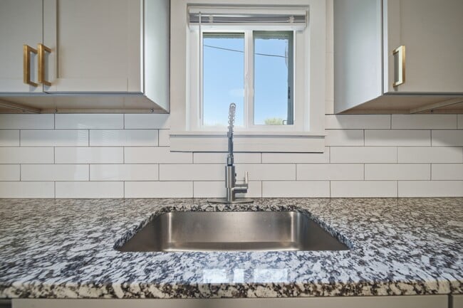 Building Photo - 424 S Quebec Ave