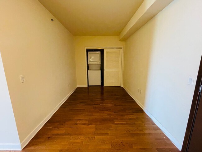 Building Photo - *New* 1 Bed & 1 Bath with Office / Den Condo in Fidi - No Parking