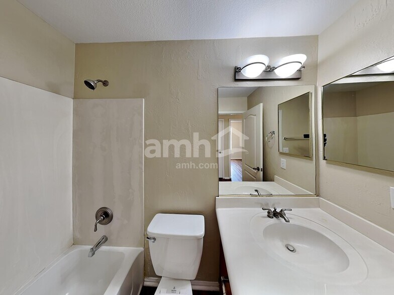 Building Photo - 8409 S 50th Ln