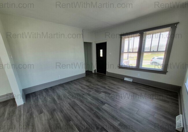 Building Photo - FOR RENT- Beautifully Updated Home Near Golf Course on 4th! Pets ok!!