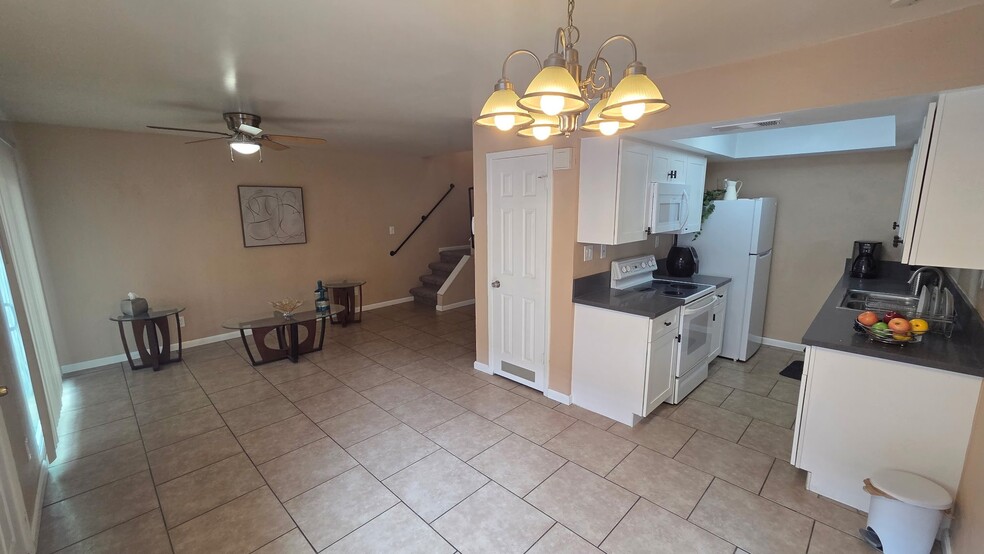 Building Photo - 286 W Palomino Dr