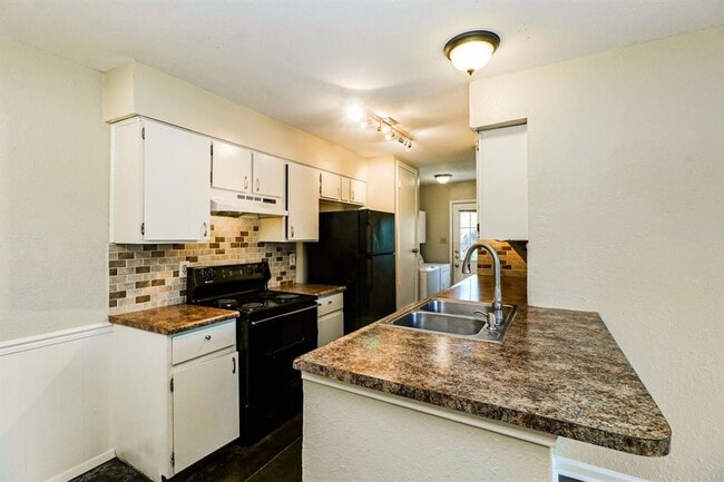 Building Photo - 9903 Hundred Oaks Cir