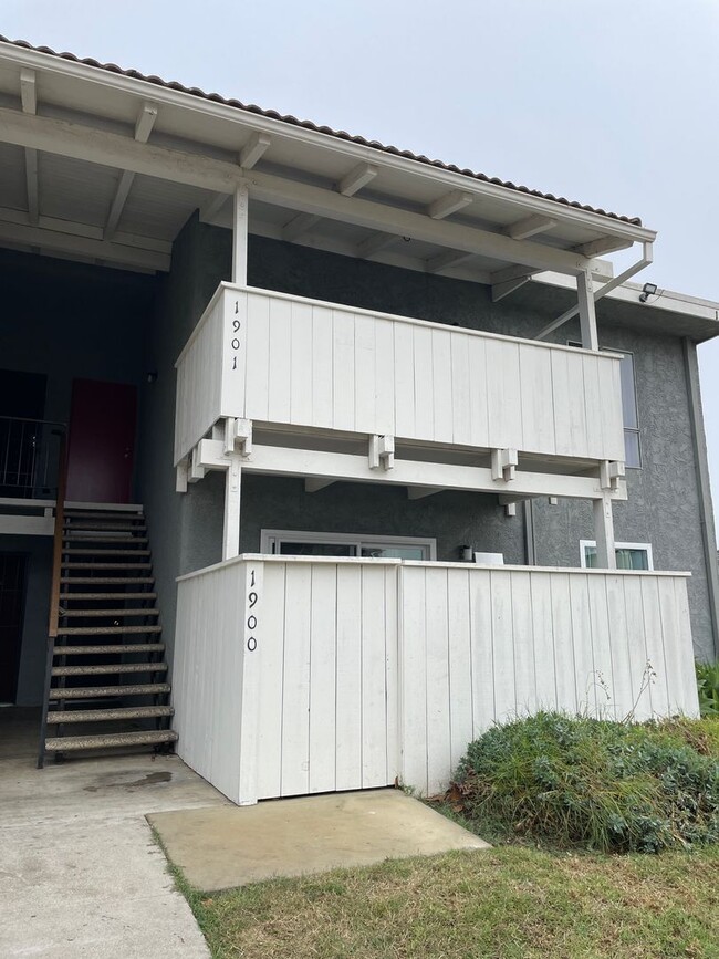 Building Photo - Spacious 2-bedroom 1-bathroom upstairs con...