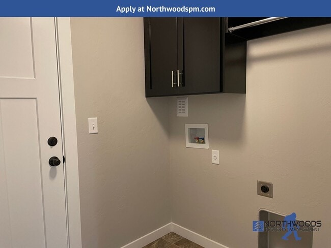 Building Photo - Newer 3 Bedroom 2 Bath Home-Large Fully Fenced Back Yard.