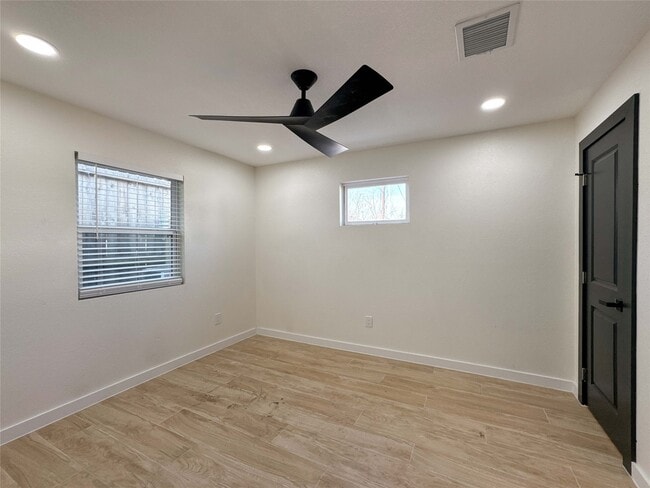 Building Photo - 206 E 33rd St