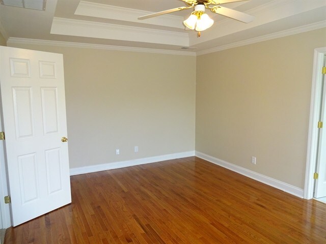 Building Photo - 1500 Holly Manor Dr