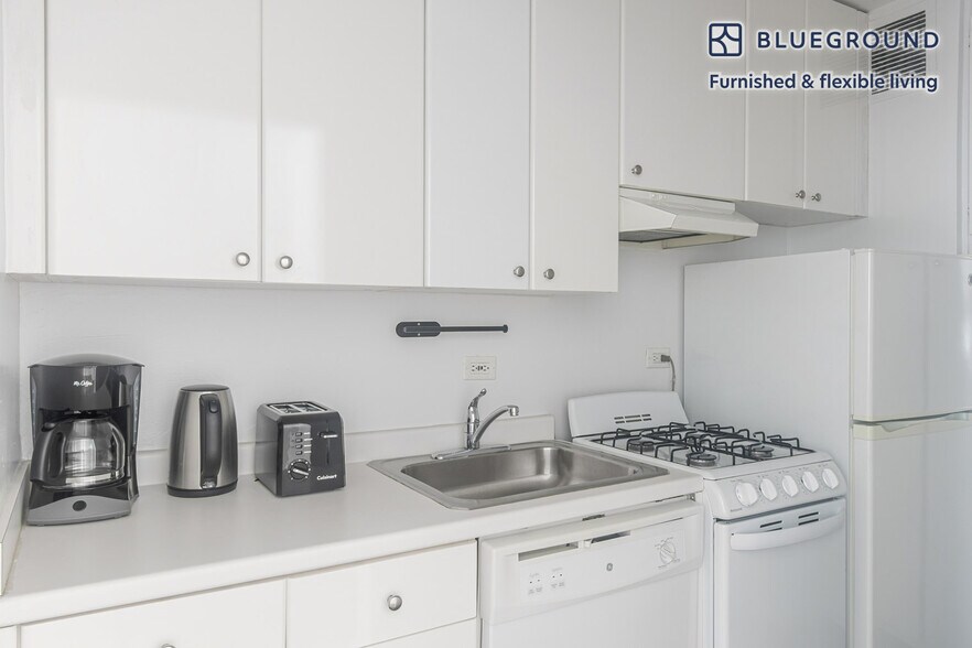 Building Photo - 330 E 46th St